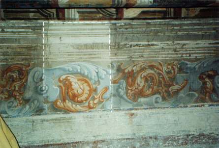 Decorazione realizzata ad affresco e soffitto ligneo decorato a calce (XVII sec) prima del restauro