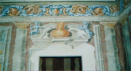 Decorazione realizzata ad affresco e soffitto ligneo decorato a calce (XVII sec) durante il restauro