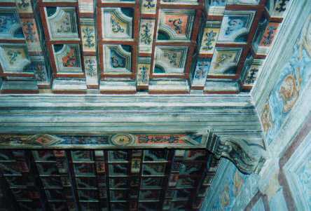 Decorazione realizzata ad affresco e soffitto ligneo decorato a calce (XVII sec) dopo il restauro